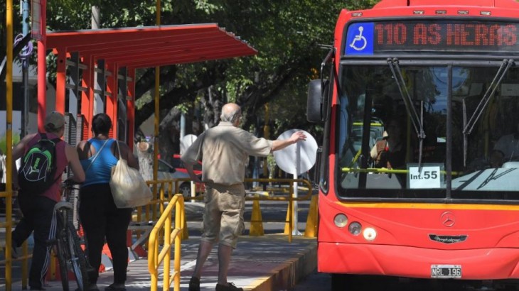 Las Heras: un niño se colgó de un colectivo, cayó y fue atropellado