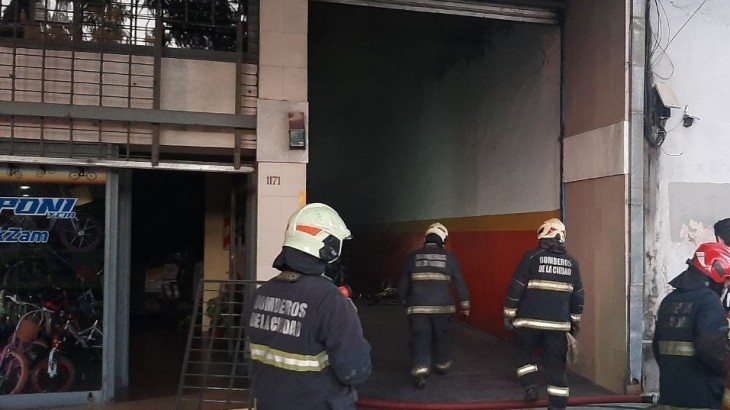 Incendio en un depósito de bicicletas en Ciudad: bomberos lograron controlar el fuego
