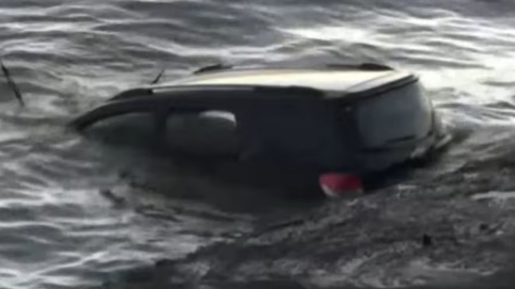 Una mujer perdío el control de su camioneta y cayó al Río de la Plata con su hija de 11 años