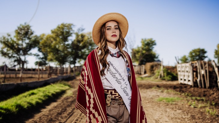Julieta se prepara para representar a San Rafael en la Fiesta de la Ganadería