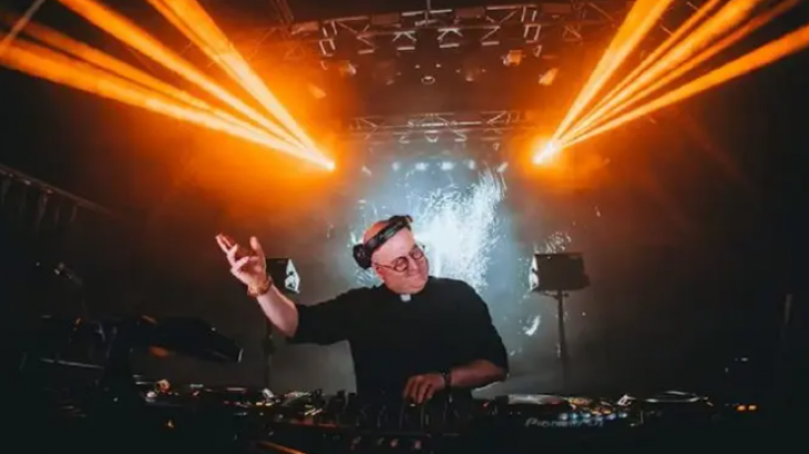 El cura DJ colmó la Plaza de Mayo con el homenaje al papa Francisco