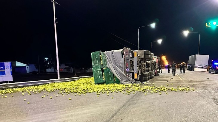 Camión cargado con frutas, volcó sobre la Ruta 188