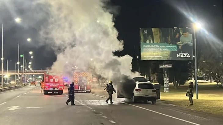 Incendio en el Acceso Este: una camioneta se prendió fuego en Guaymallén