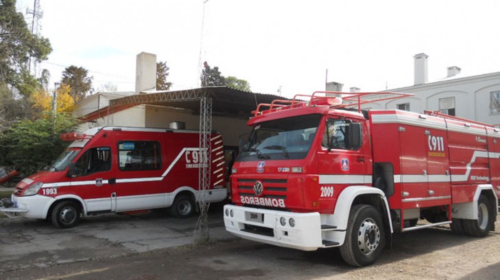 Bomberos combaten incendio de vivienda en el Barrio El Sosneado